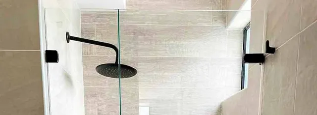 División de baño sin marco en vidrio templado